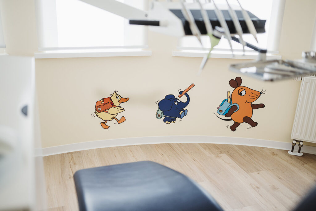 Behandlungszimmer der Kinderzahnarztpraxis in Borsdorf bei Leipzig mit Wandbildern von Maus, Elefant und Ente