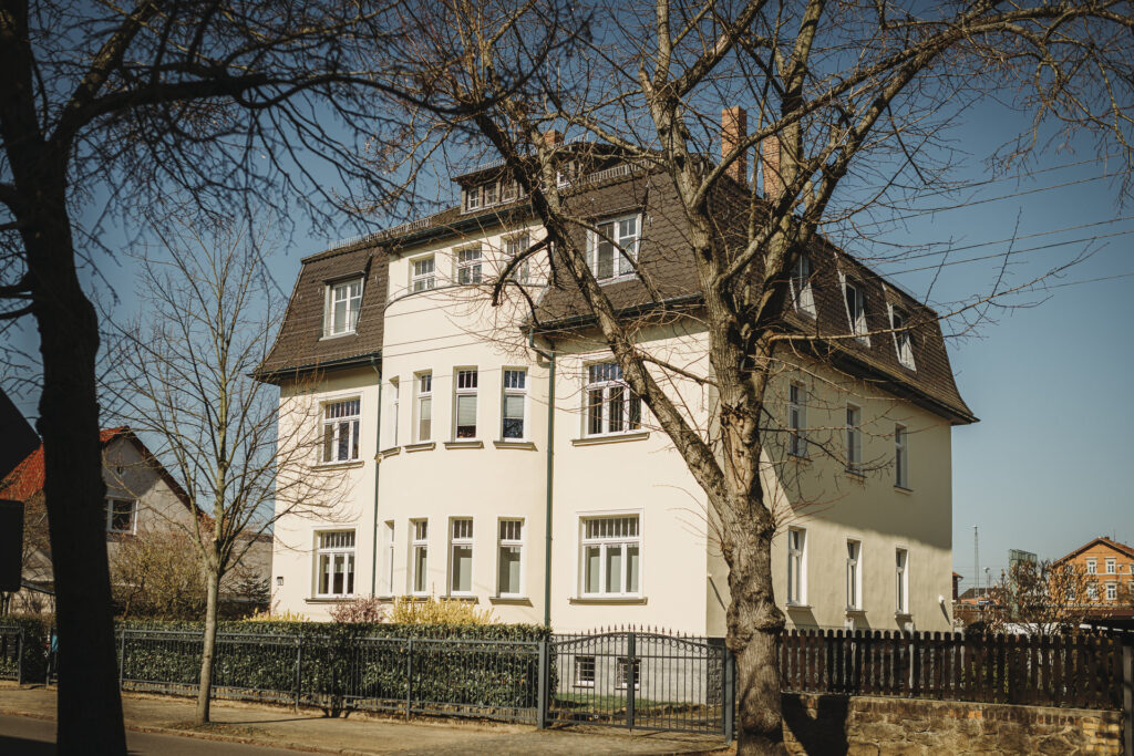 Gründerzeitvilla mit Mansarddach und Gartenzaun, Sitz der Zahnarztpraxis Dr. Leff & Mitew in Borsdorf bei Leipzig